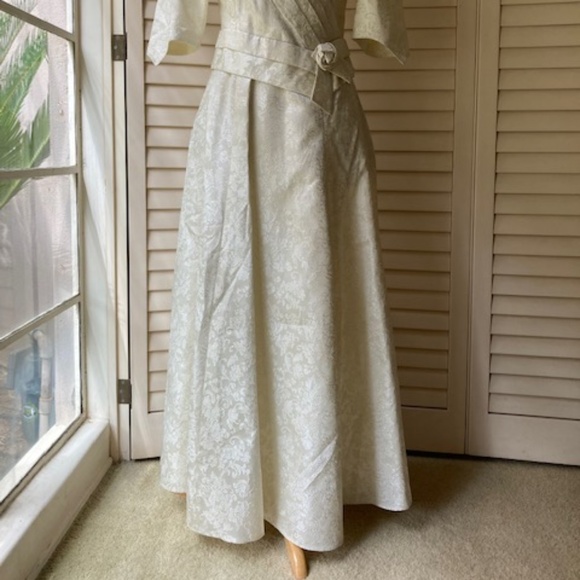 Vintage Ivory Satin Wedding Gown - Picture 3 of 16